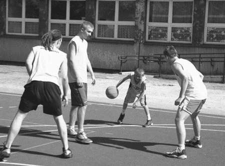 Jak widać w koszykówkę może grać każdy. Foto: IRENEUSZ DOROŻAŃSKI