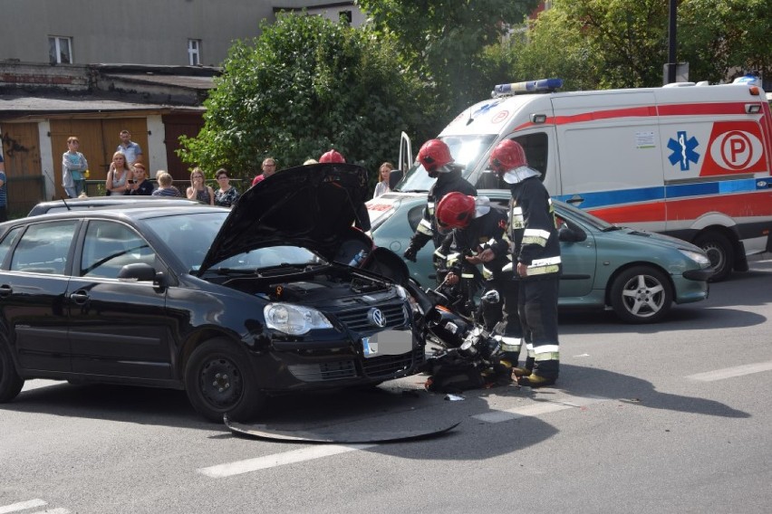 Mężczyzna jadący z pasażerką motorowerem zderzył się z VW Polo przy al. Niepodległości [ZDJĘCIA,VIDEO]