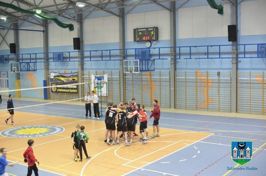 Siatkarze Ząbkowickiego Towarzystwa Sportowego walczą o II ligę – pokonali 3:2 Ikara Legnica