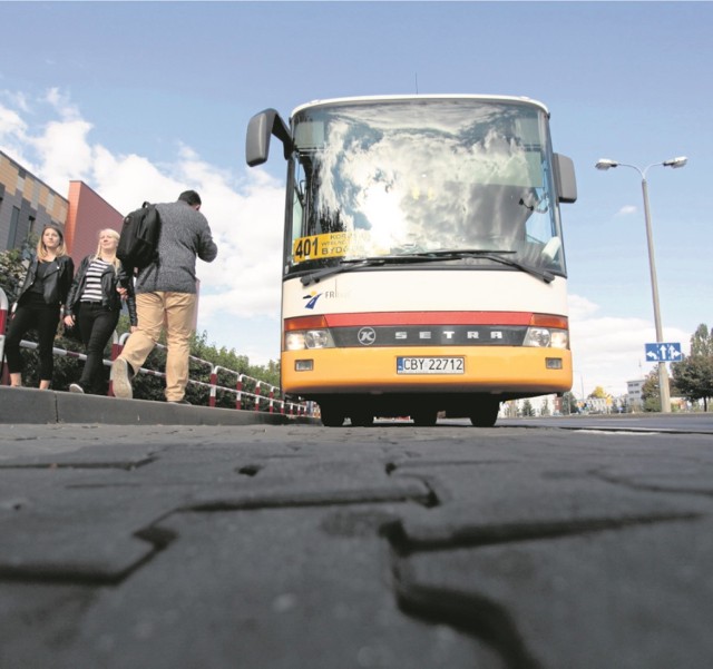 Po naszej interwencji drogowcy zapowiedzieli, że zatoka autobusowa przy bibliotece UKW zostanie wyremontowana