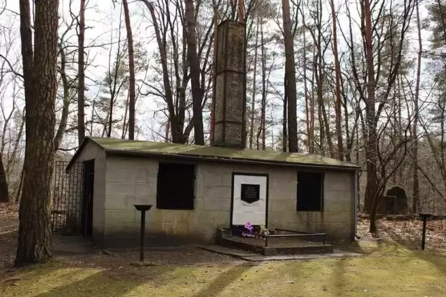 Krematorium jest częścią obozowej infrastruktury, którą zdecydowano się po wojnie pozostawić. Wewnątrz znajduje się piec w którym spalono szczątki co najmniej 1500 więźniów. Do dziś pozostało także kilka archiwalnych zdjęć tego tragicznego miejsca.