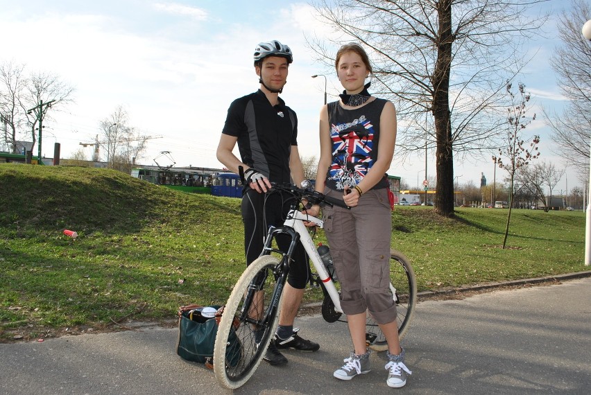 Rowerowa Moda: Sportowe kaski i wiklinowe koszyki na poznańskich ulicach