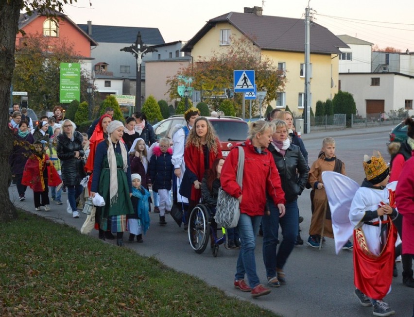 Pierwszy Bal Wszystkich Świętych w Sierakowicach z tłumem przebranych dzieci i dorosłych ZDJĘCIA, WIDEO