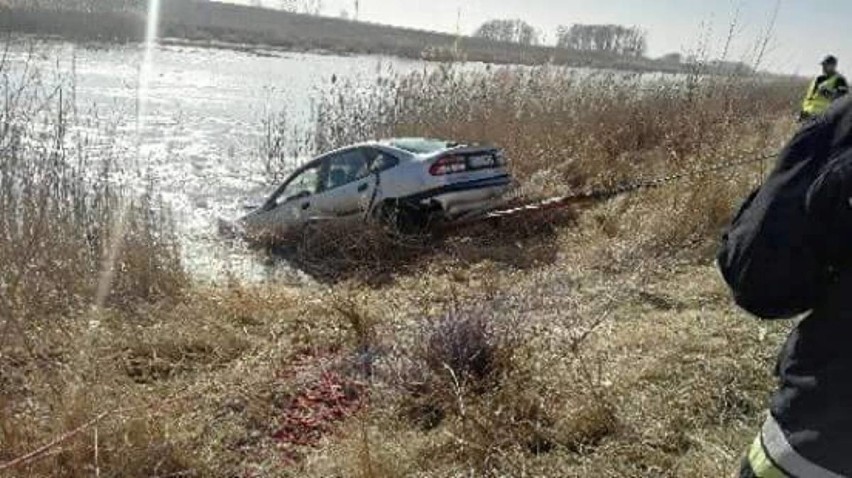 Auto trzeba było wyciągać z wody