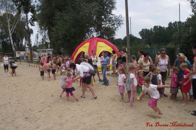 Zbi&oacute;rka dzieci na plaży miejskiej na plaży w zbąszyńskich łazienkach.
Fot. Dorota Michalczak