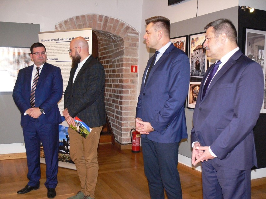 Od lewej na otwarciu wystawy: Adrian Kromka, dyrektor...