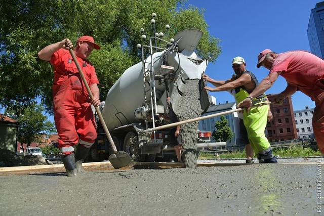 Trwa rewitalizacja skweru nad Brdą w Bydgoszczy. Wkrótce stanie tu instalacja na kłódki zakochanych