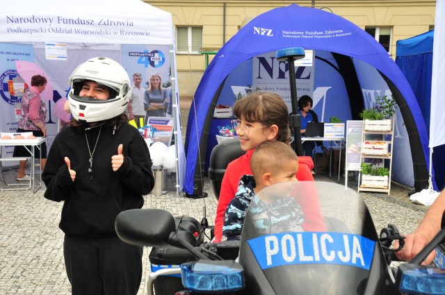 Policjanci z Jasła i Rzeszowa propagowali zasady bezpieczeństwa podczas pikniku na jasielskim rynku