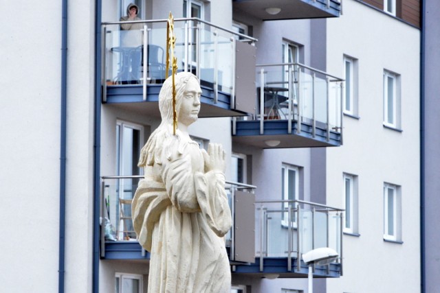 Część mieszkańców Kielc, nowo budowanego osiedla uważa, że figura Matki Boskiej stoi za blisko bloków, nie pasuje do takiej architektury.