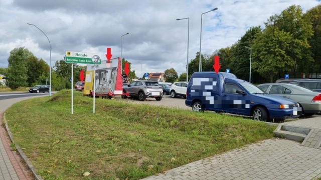 Nasz Czytelnik zaznaczył strzałkami auto-przyczepo-reklamy stojące na parkingu przy szczecineckim cmentarzu