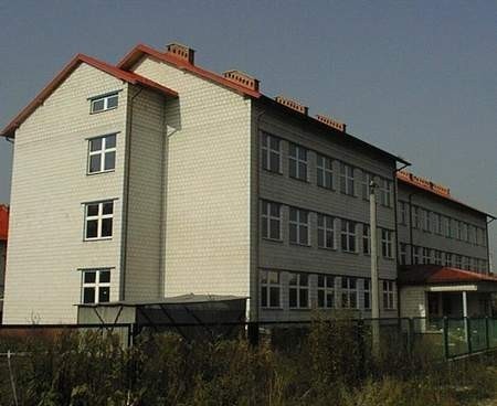 Budynek szkoły jest nadal w stanie surowym.	Fot. Mirosław KOWALSKI