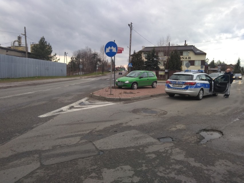 Radomsko: Pijany kierowca wjechał w znak drogowy na ulicy Sucharskiego