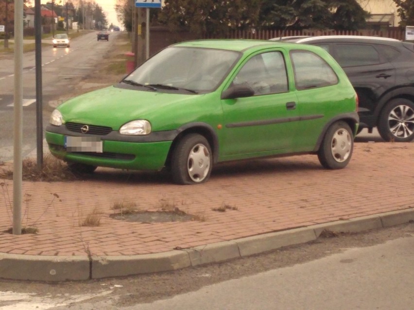 Radomsko: Pijany kierowca wjechał w znak drogowy na ulicy Sucharskiego