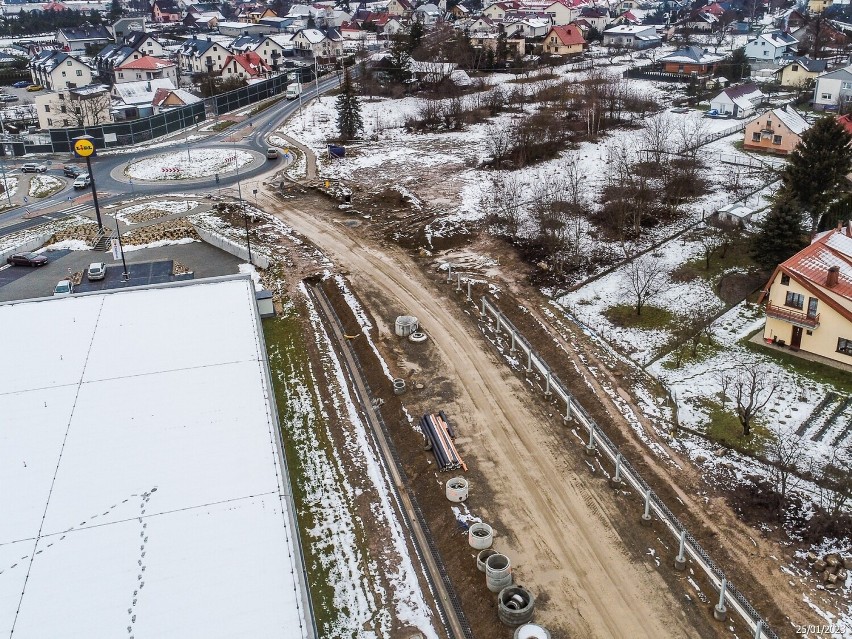 Budowa obwodnicy Chełmca z lotu ptaka. Widać wyraźny postęp prac, bo drogowcy zimą nie odpuszczają 