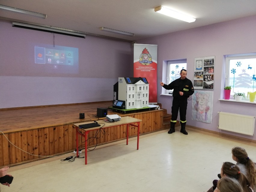  Symulator zagrożeń w Szkole Podstawowej w Kobylinie. Aktywnie uczestniczyło około 200 dzieci 