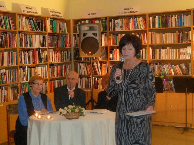 Halina KJończak, Adam Lis i Ewa Szpunt czytają wiersze Wisławy Szymborskiej, zapowiada Elżbieta Mielcarek - dyr. BPMiG pleszew