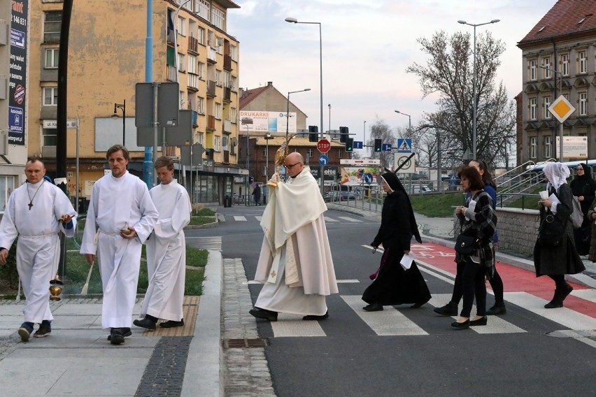 Ksiądz chodzi z monstrancją po mieście i przegania wirusa