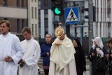 Ksiądz chodzi z monstrancją po mieście i przegania wirusa