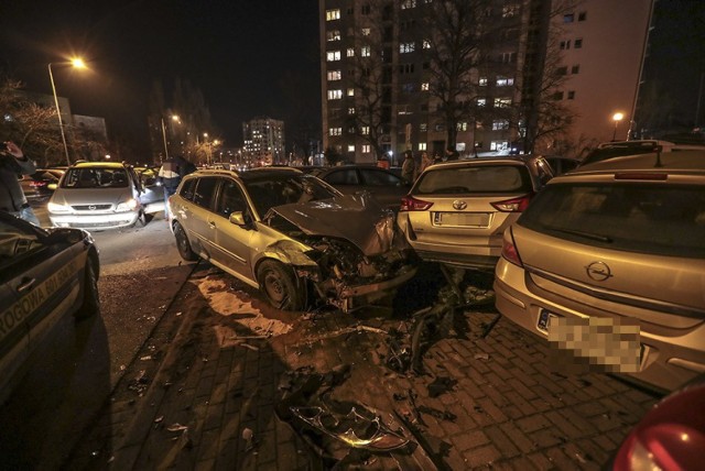 Auto po zderzeniu wpadło na zaparkowane samochody