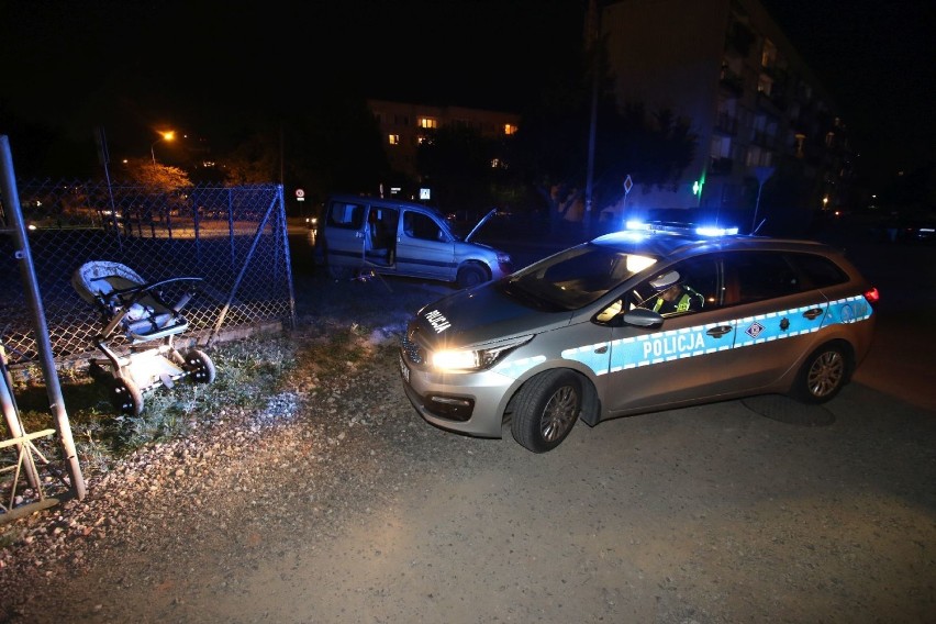 Wypadek na Śląskiej w Kielcach: samochód się stoczył, chodnikiem szła mama z dwojgiem dzieci...