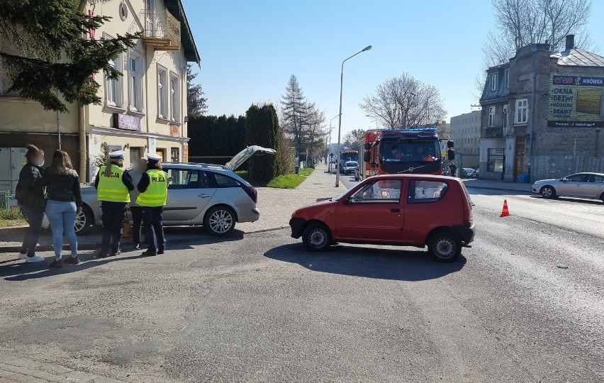Zderzenie fiata z renault na ul. Grunwaldzkiej w Przemyślu. Samochodami kierowały dwie kobiety [ZDJĘCIA]