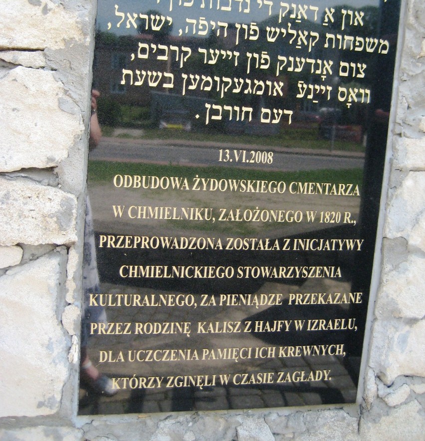 Tablica na murze cmentarza żydowskiego Fot. Jadwiga...