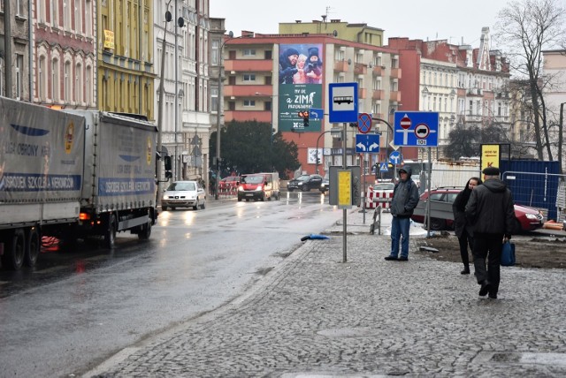 Pasażerowie MZK skarżą się na brak wiaty na przystanku Plac Kopernika - Kamienna.