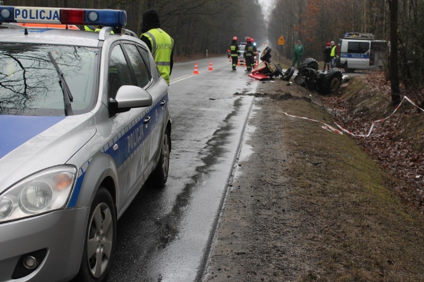 Wypadek na drodze 713 przy zjeździe na Grudzeń Las: Jedna osoba nie żyje [ZDJĘCIA]