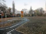 Kraków. W Parku Wyspiańskiego wyrósł las... znaków drogowych. Miasteczko rowerowe gotowe, ale zniknął jeden z symboli tego miejsca [ZDJĘCIA]