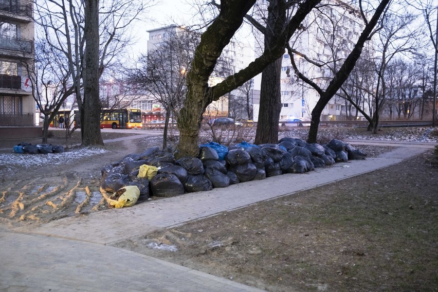 Odbiór śmieci nie taki oczywisty. Zgrabili liście jesienią, ale plastikowe worki leżą na ulicach do dziś