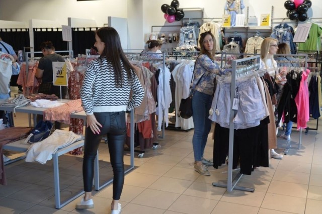 W centrum handlowym Talgo w Skarżysku - Kamiennej wprowadzono wyprzedaże trzech znanych marek odzieżowych.