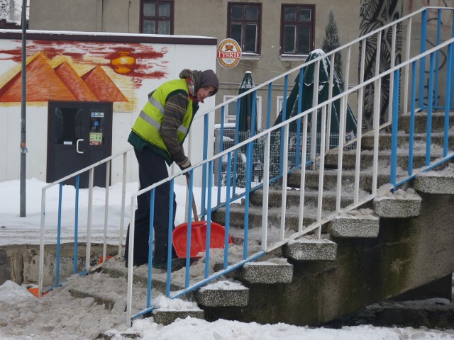 Usuwanie nadmiaru śniegu ze schodów pod wiaduktem