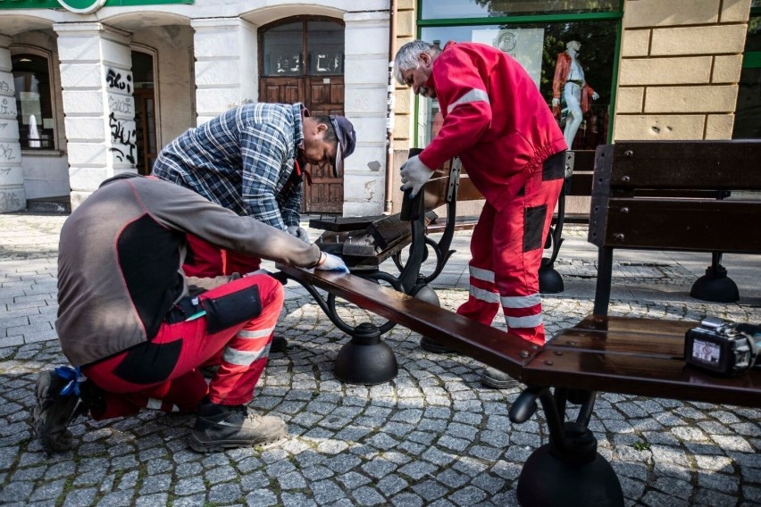 Na deptak w Radomiu wróciły odnowione ławki. Pracownicy Zakładu Usług Komunalnych dokonali niezbędnych napraw.