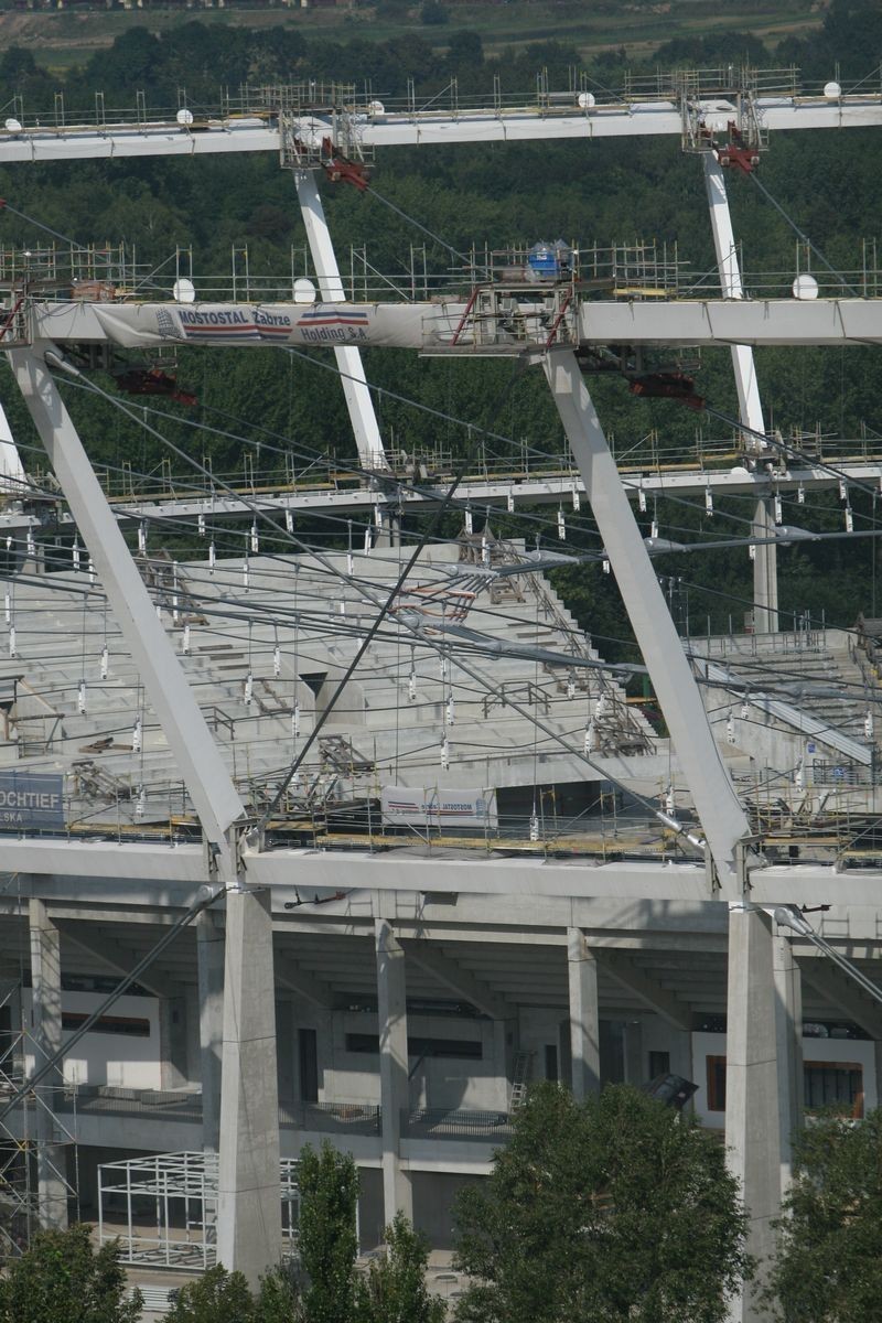 Chorzów: Wkrótce druga faza opuszczania konstrukcji linowej na Stadionie Śląskim [ZDJĘCIA]