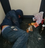 Bezdomni śpią w windzie w tunelu PKP w Pruszczu Gd., niepełnosprawni nie mogą z niej korzystać - zgłasza mieszkanka