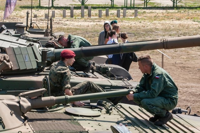 1 Pomorska Brygada Logistyczna zaprosiła dziś bydgoszczan na festyn wojskowy. Wszystko z okazji jubileuszu 15-lecia istnienia jednostki. W części otwartej, która trwać będzie do godz. 17.00 na terenie Strzelnicy Garnizonowej nie zabraknie wielu pokazów wojskowych, atrakcji dla maluchów, występów na scenie, poczęstunku żołnierskiego i mnóstwa innych atrakcji.

Flesz - wypadki drogowe. Jak udzielić pierwszej pomocy?
