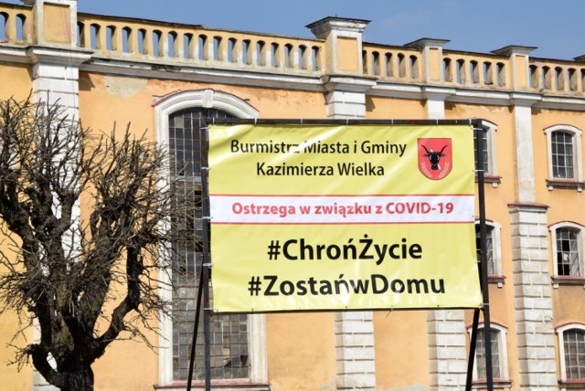 Wprowadzone od środy, 1 kwietnia, ograniczenia w handlu, już od poranka powodowały lekkie przed sklepami w Kazimierzy Wielkiej. Było dużo nerwów z powodu nieprzestrzegania nowych przepisów. Maksymalnie trzy osoby w sklepie na jedną kasę, zakupy tylko dla seniorów od godziny 10 do 12, rękawiczki dla każdego klienta oraz przynajmniej dwumetrowy odstęp między oczekującymi w kolejce klientami to nowe - to jeszcze bardziej restrykcyjne zarządzenia odnośnie organizacji handlu w czasie epidemii. Generalnie nowe zarządzenie spowodowało spore zamieszanie i... kolejki przed sklepami. Poza tym Kazimierza Wielka w środę i czwartek przerażała pustką. Na zdjęciu baner wywieszony przez władze miasta ostrzegający mieszkańców.  

Zobaczcie na kolejnych slajdach jak w tym tygodniu wyglądało życie miasta