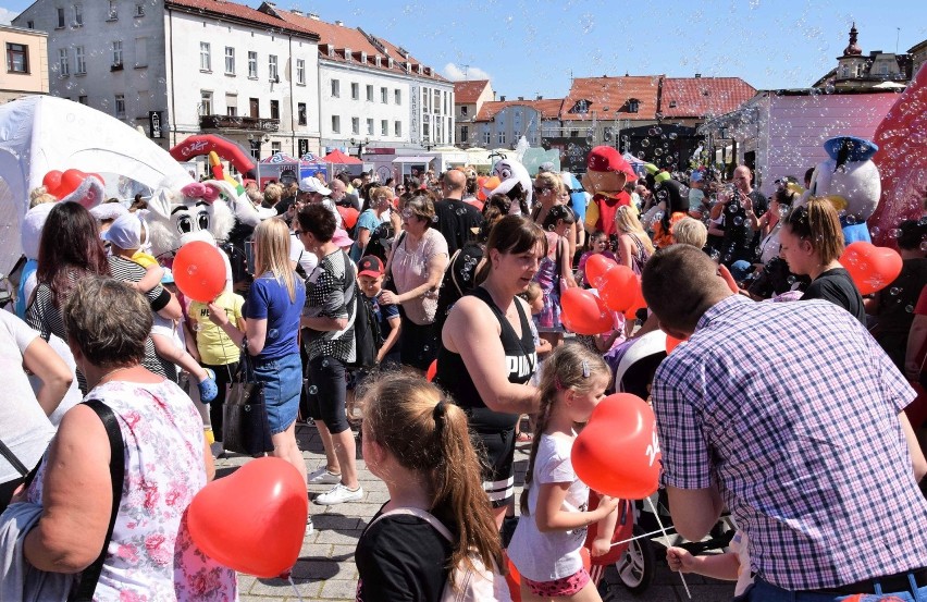 Inowrocław. Postaci z bajek na inowrocławskim Rynku. Dzieciaki chciały się z każdą sfotografować. Zdjęcia