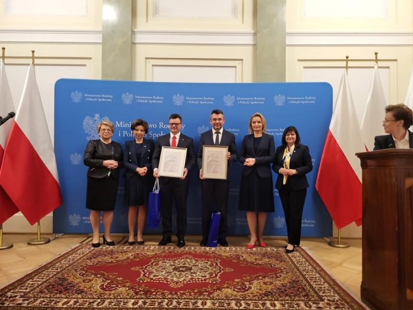 Ceremonia wręczenia dyplomu za działalność na rzecz...