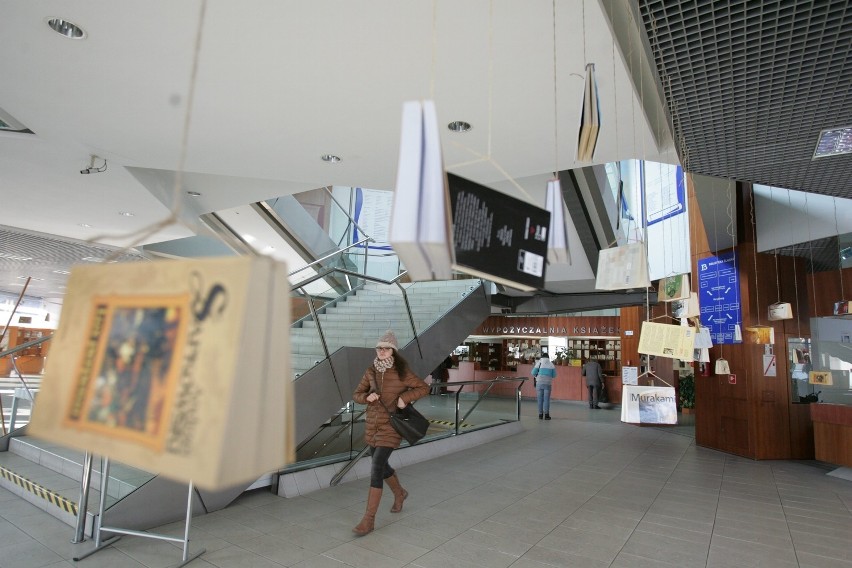 Pod sufitem Biblioteki Śląskiej zawieszono na sznurkach...