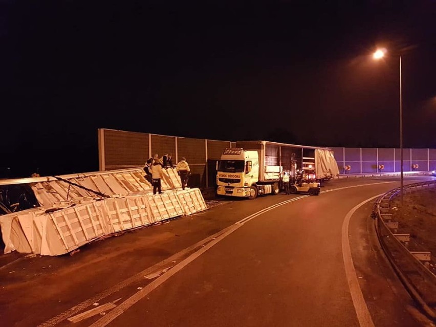 Tir przewrócił się na autostradzie A1 w Mszanie. Kierowca pijany