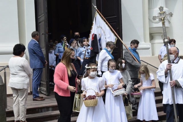 Uroczystości Bożego Ciała w Parafii Św. Jakuba Apostoła w Skierniewicach wyglądały w tym roku inaczej. Po po mszy o godz. 11 procesja nie ruszyła – jak w latach poprzednich do ołtarzy w centrum miasta – lecz przeszła wokół kościoła do jednego ołtarza. Było po prostu skromniej.