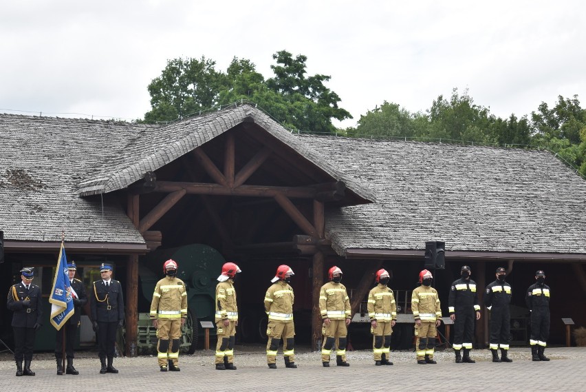 Uroczystość przekazania jednostkom OSP z województwa wielkopolskiego promes na zakup samochodów ratowniczo-gaśniczych