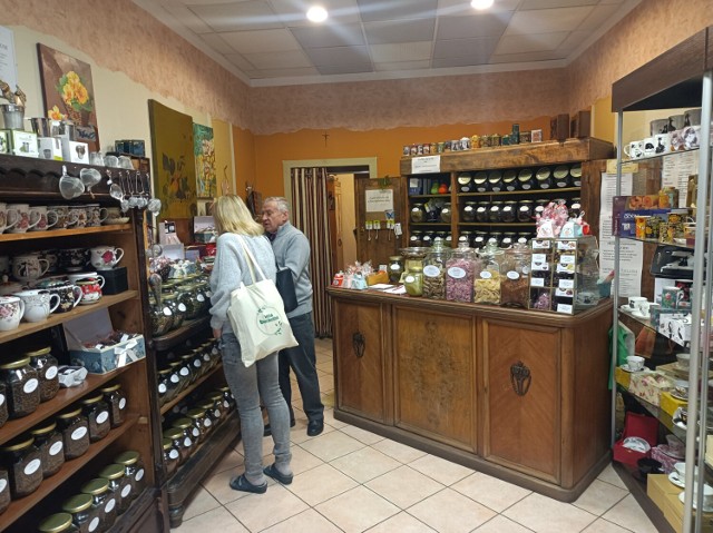 Herbata z całego świata - sklep na pasażu CH Auchan
Rok założenia: 1998
Początkowo sklep mieścił się przy ul. Zamkowej

Więcej o sklepie pisaliśmy tutaj: Wspaniałe miejsce, wspaniali ludzie. Ten sklep z herbatami istnieje w Legnicy już niemal 25 lat! Rozmawiamy z właścicielem