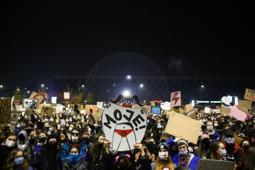 Strajk Kobiet. Fala komentarzy: "Atmosfera jak podczas Majdanu", "agresywne kobiety wychodzą na ulice"