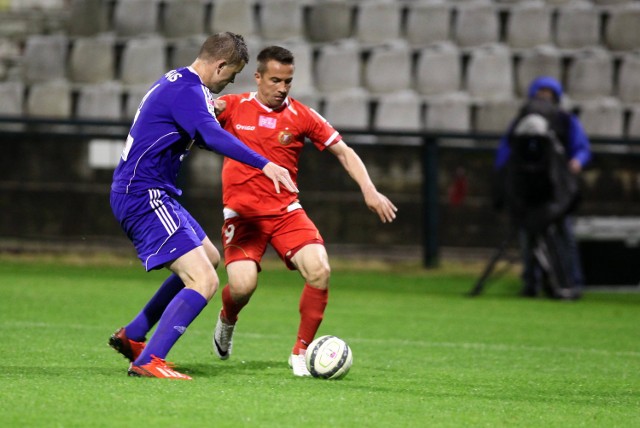 Marcin Kaczmarek (przy piłce) w najbliższym sezonie nie zagra w barwach Widzewa