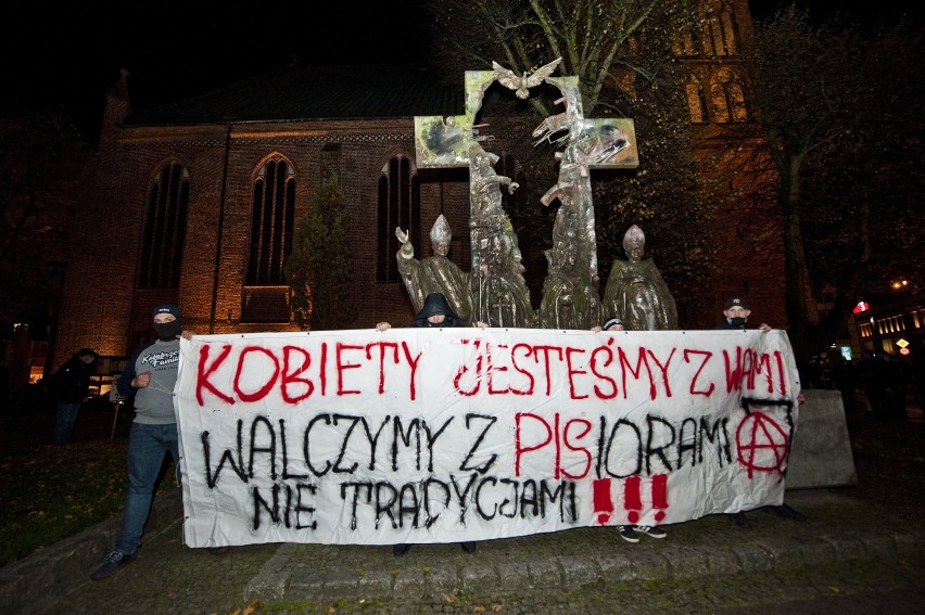 Blisko 4 tysiące protestujących na ulicach Kołobrzegu ZDJĘCIA