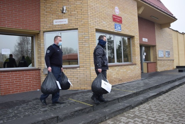 Więziennicy z Radomia zebrali 141 kilogramów nakrętek, w ten sposób pomogli Krzysiowi.