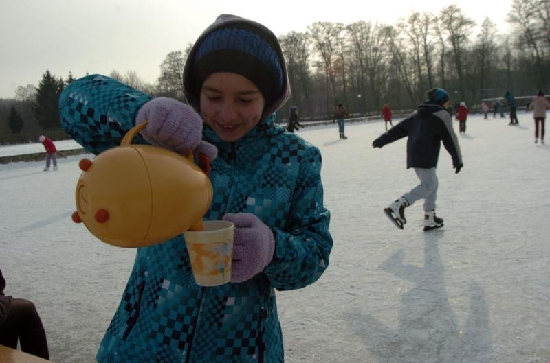 Ferie w Słupsku: Zobacz jak słupszczanie bawią się na lodowisku [FOTO, FILM]