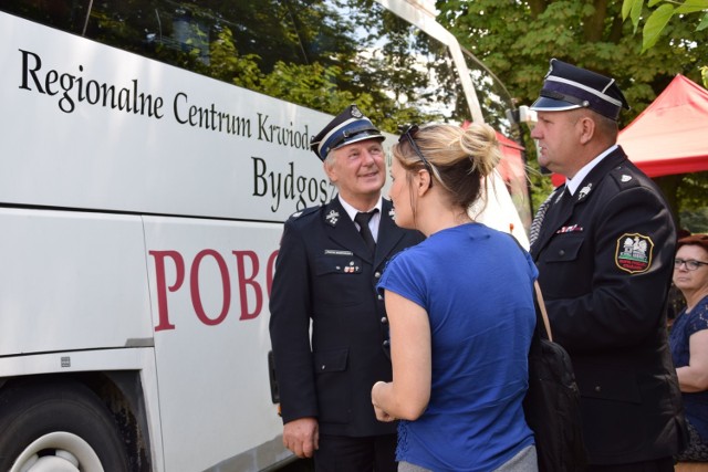 Dokładnie 18,9 litra krwi pozyskano podczas akcji zorganizowanej przez Klub Honorowych Dawców Krwi "Strażak" przy Ochotniczej Straży Pożarnej w Straszewie (gm. Koneck). 

Krew oddawali nie tylko straszewianie, przyjechali też krwiodawcy z Aleksandrowa Kujawskiego i innych miejscowości powiatu. W kolejce ustawił się też goszczący w Straszewie poseł Zbigniew Sosnowski w strażackim mundurze (na zdj. z prawej strony), ale okazało się, że nie może oddać krwi, bo nie miał przy sobie dowodu osobistego. 
-&nbsp;Powiedziano mi, że nawet gdyby przybył prezydent RP bez dowodu osobistego, to też nie mógłby oddać krwi - poinformował wychodząc z ambulansu Regionalnego Centrum Krwiodawstwa i Krwiolecznictwa w Bydgoszczy lekko rozczarowany.